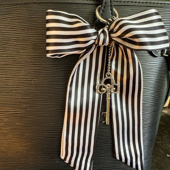 Purse scarf bow charm silver clip and key design black white stripe - Picture 1 of 4